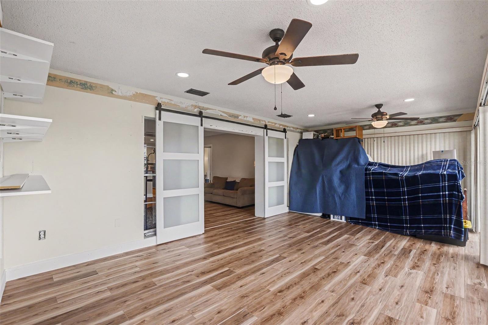 385 CLUB MANOR DR — photo 14