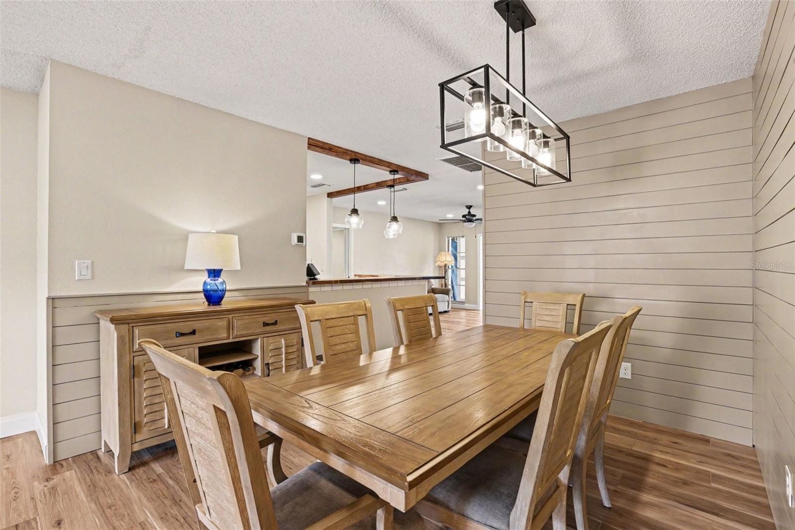 385 CLUB MANOR DR — photo 10