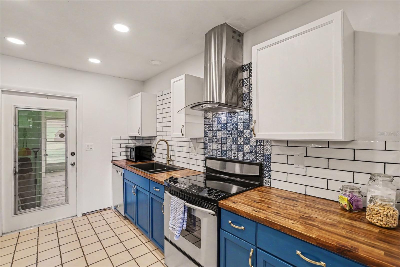 385 CLUB MANOR DR — photo 13