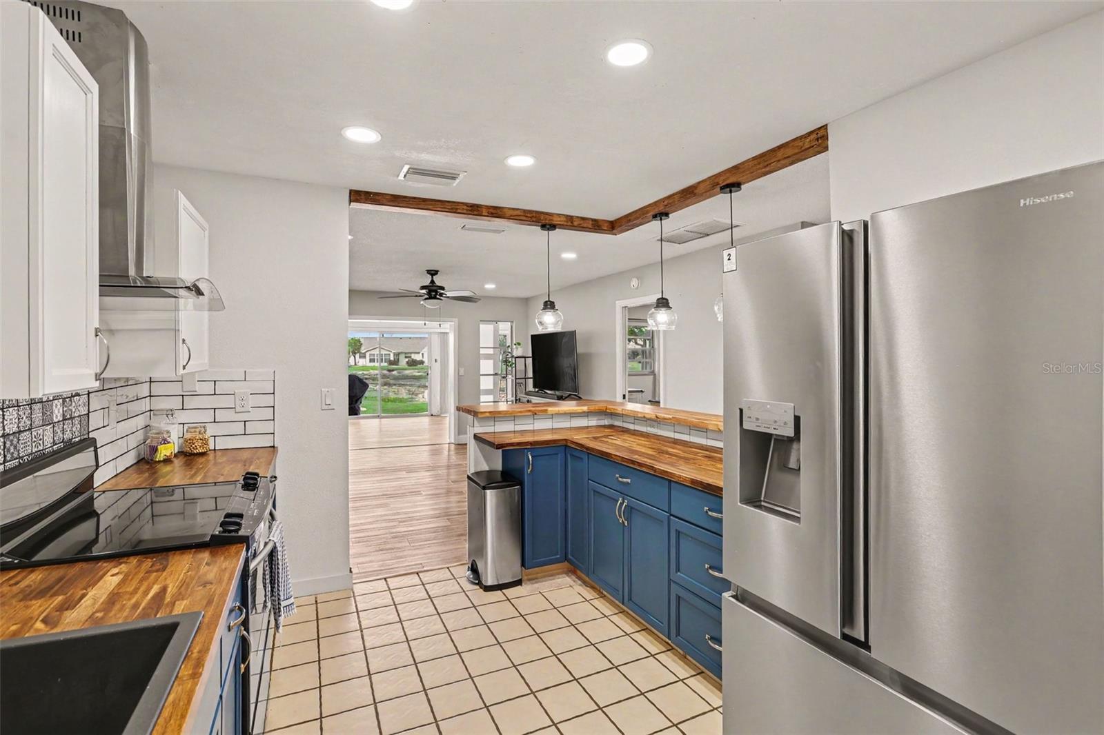 385 CLUB MANOR DR — photo 12