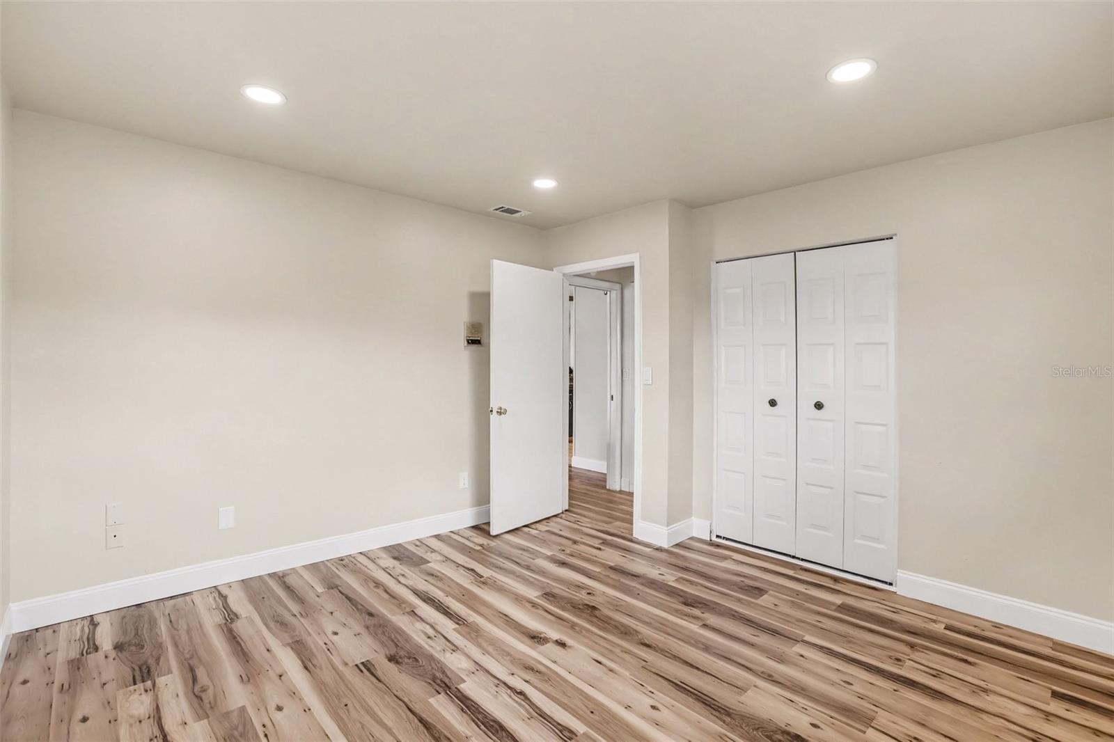 385 CLUB MANOR DR — photo 19