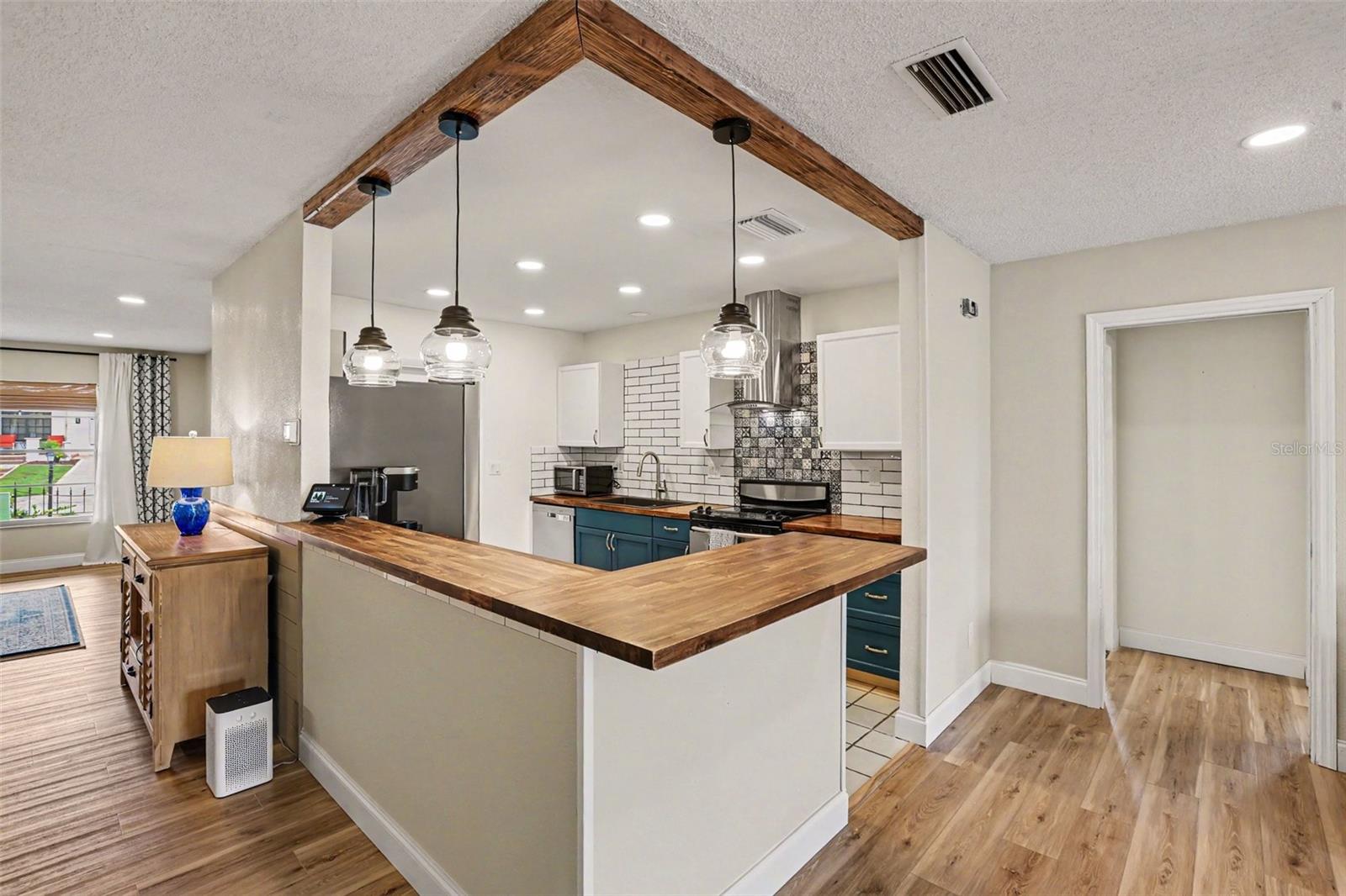 385 CLUB MANOR DR — photo 3