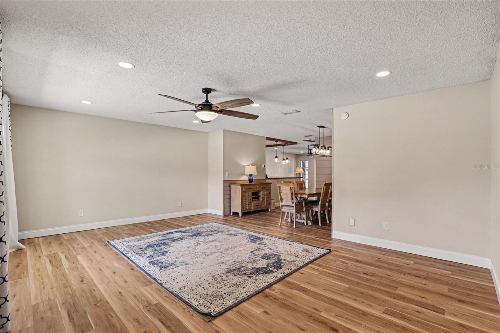 385 CLUB MANOR DR — photo 9
