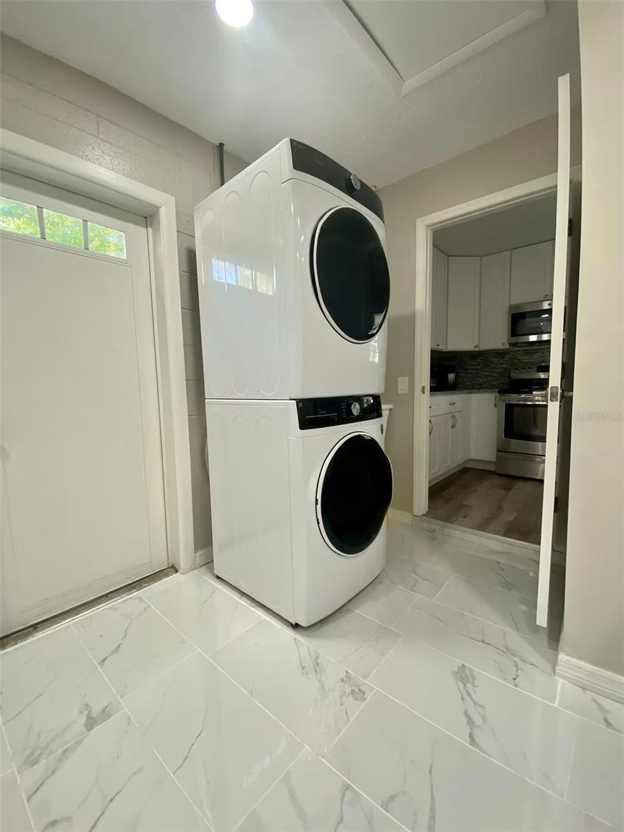 8024 CANDLEWOODE DR — photo 35