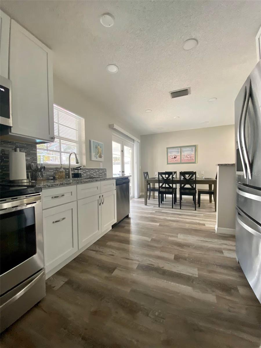 8024 CANDLEWOODE DR — photo 33