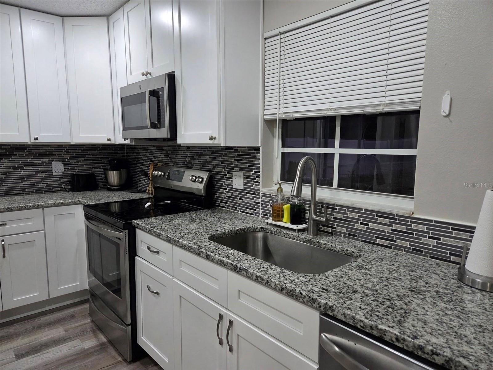 8024 CANDLEWOODE DR — photo 3