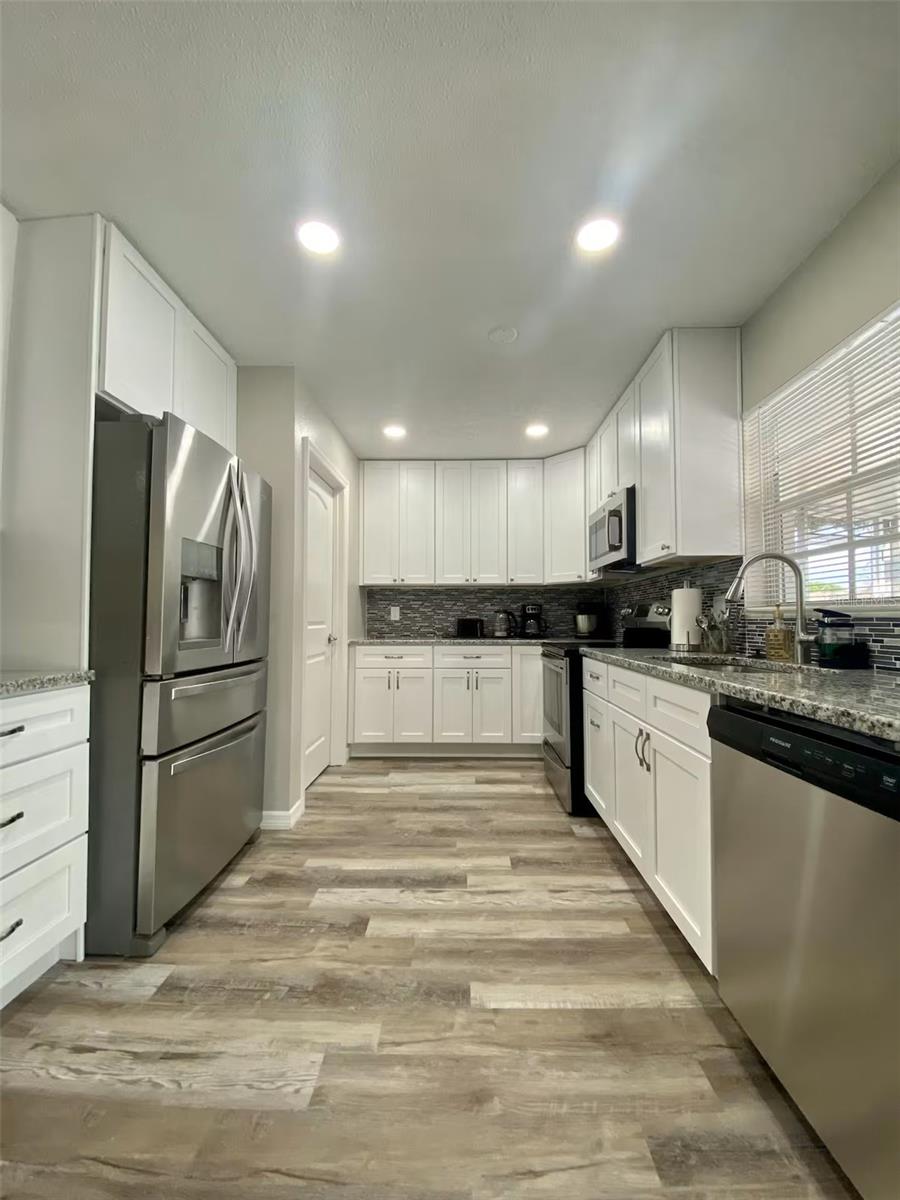 8024 CANDLEWOODE DR — photo 30