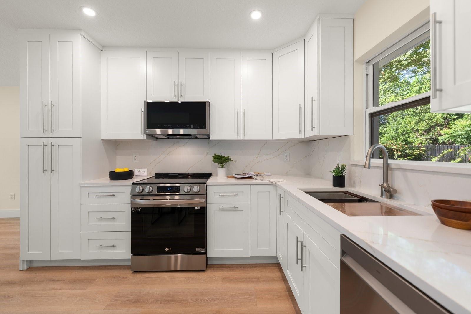 786 MANOR DR W — photo 8