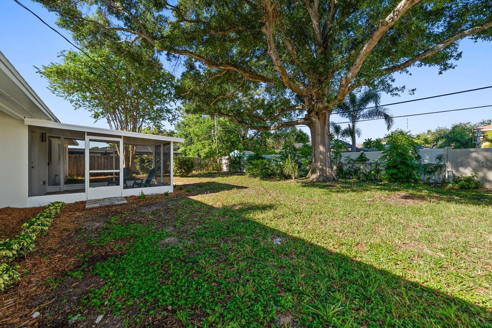 786 MANOR DR W — photo 25