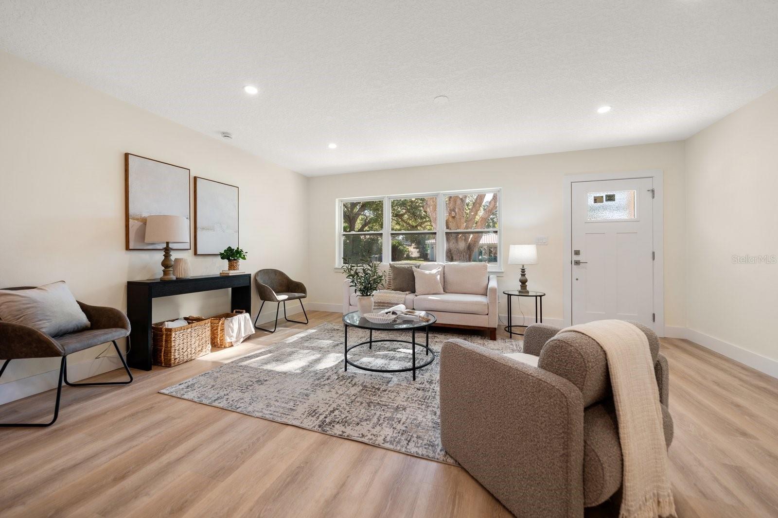 786 MANOR DR W — photo 4