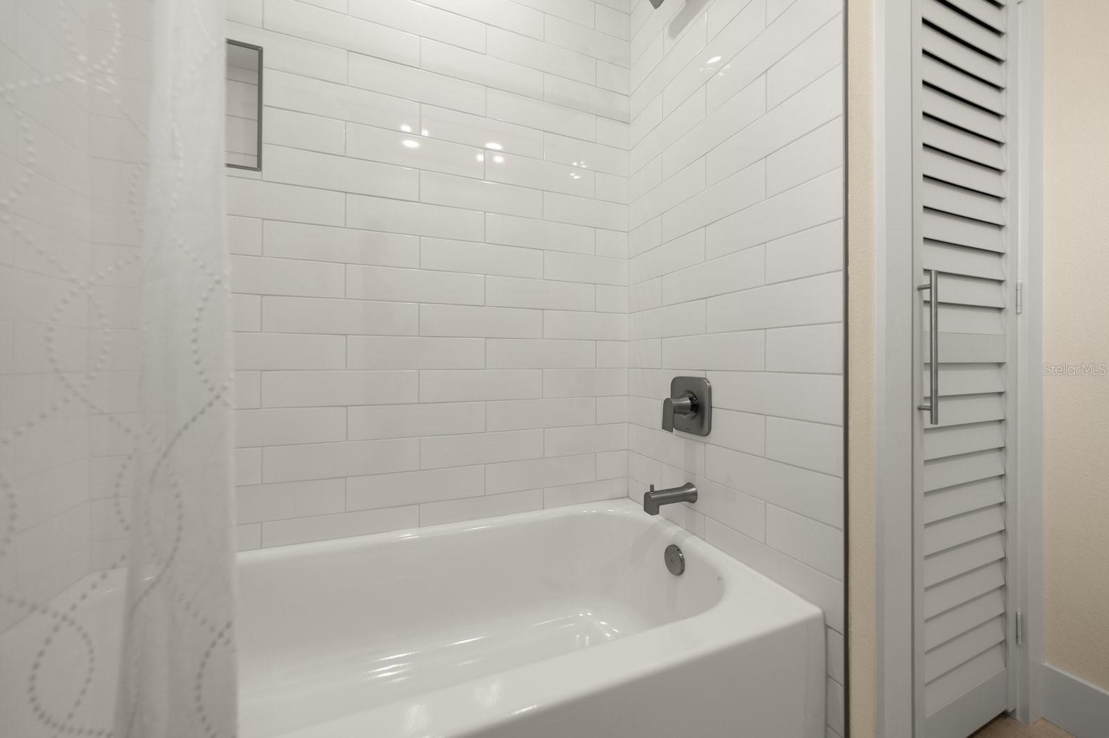 786 MANOR DR W — photo 19