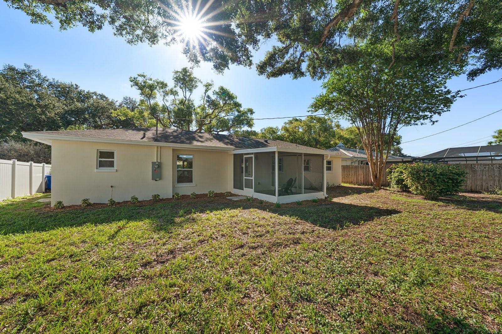 786 MANOR DR W — photo 24
