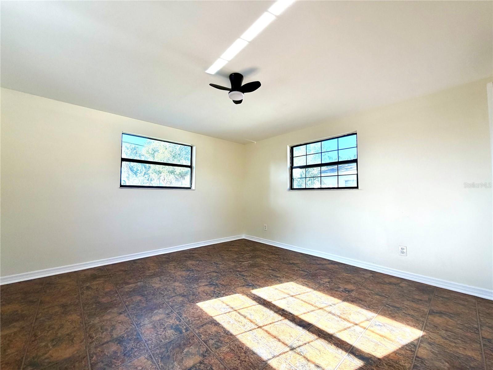 916 W ORIENT ST — photo 21