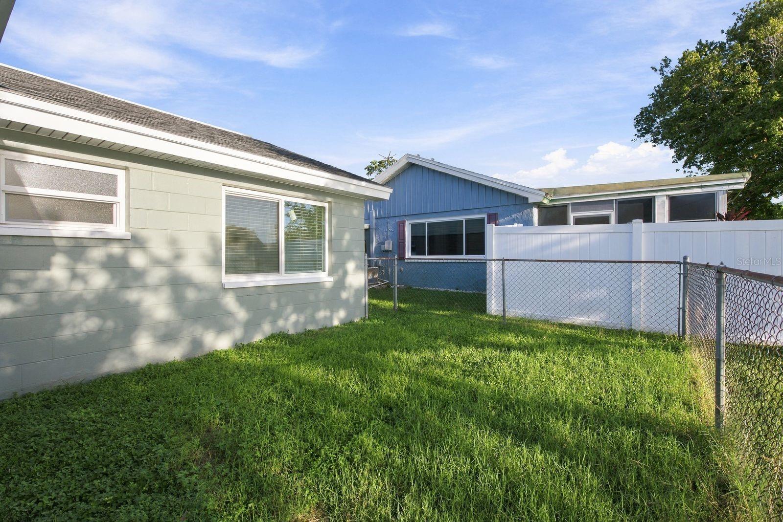 3920 EDGEMONT DR — photo 28