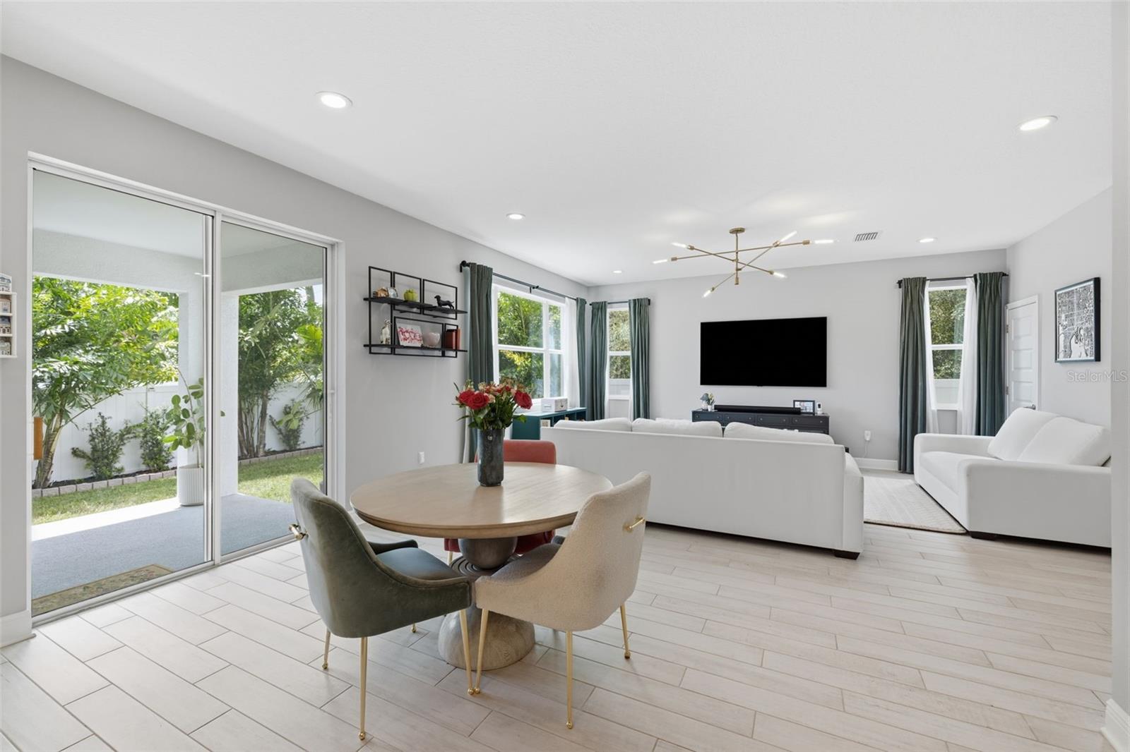 2422 W CARMEN ST — photo 11