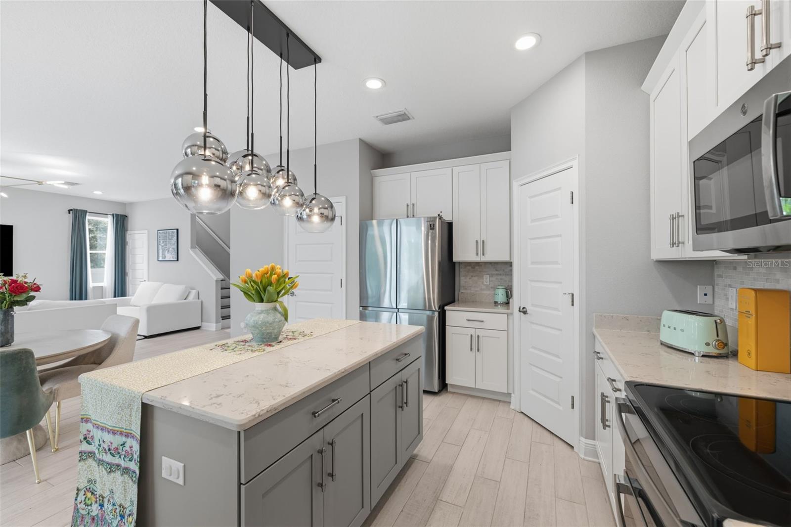 2422 W CARMEN ST — photo 16