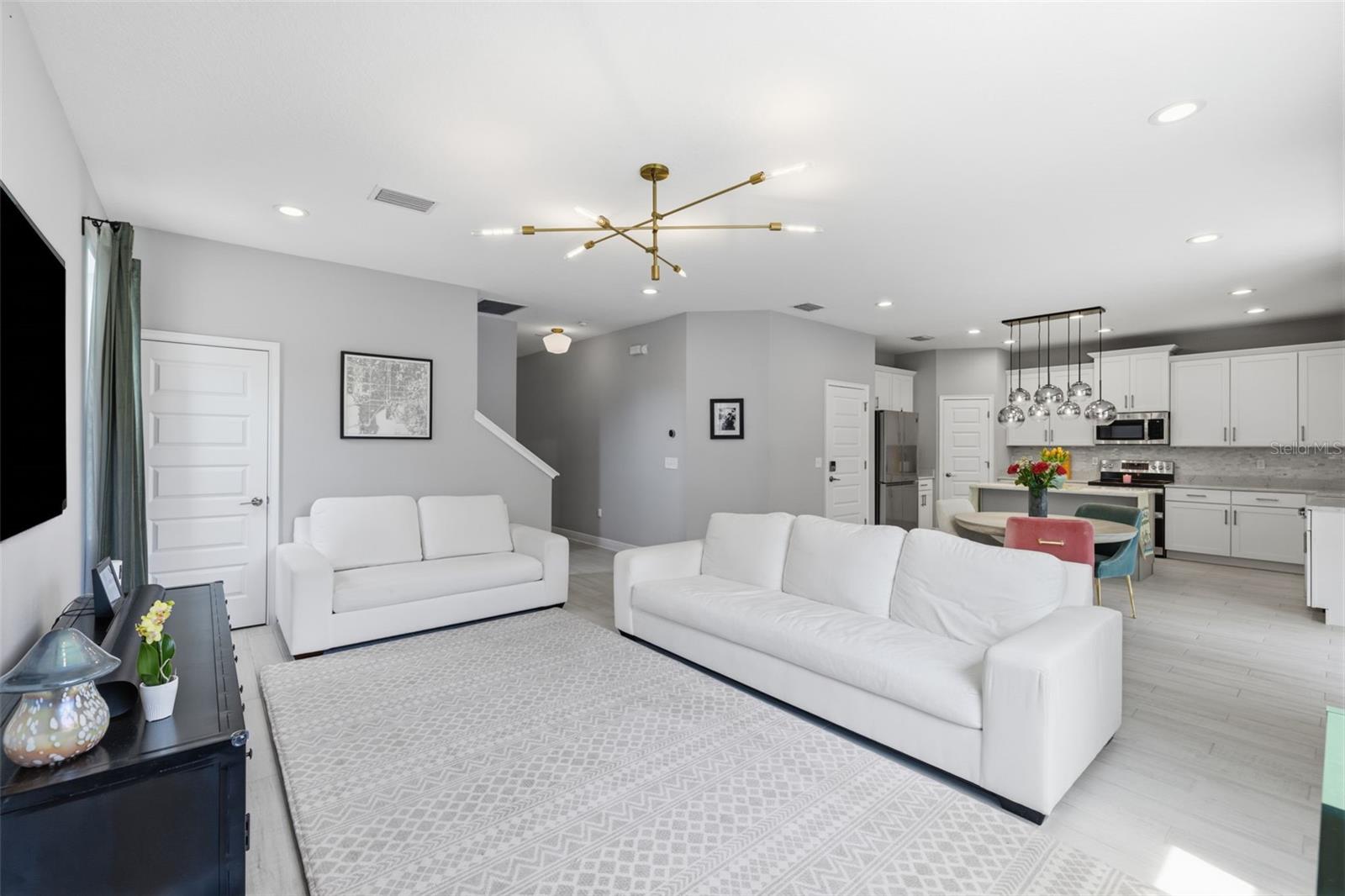 2422 W CARMEN ST — photo 10