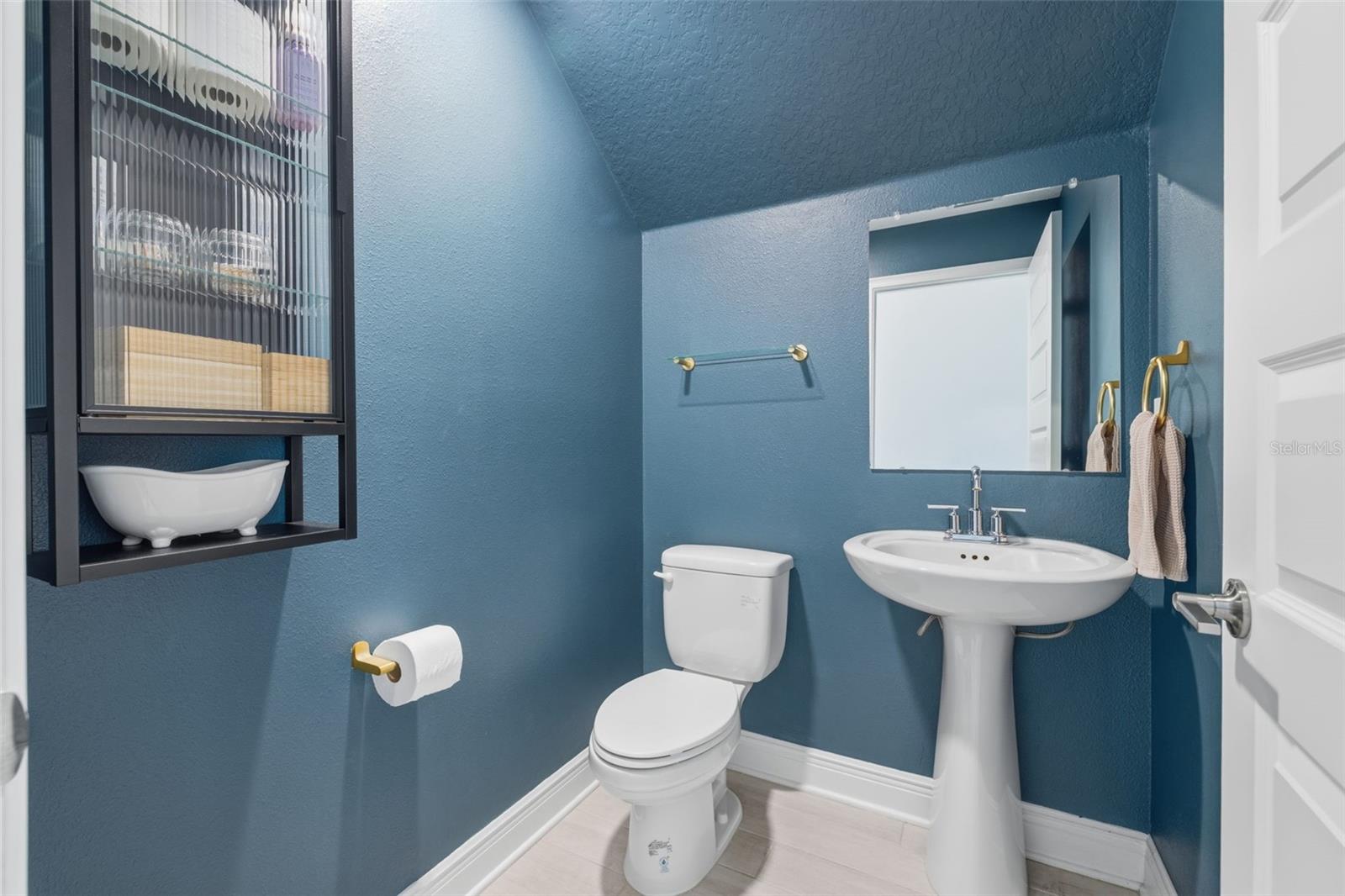 2422 W CARMEN ST — photo 17