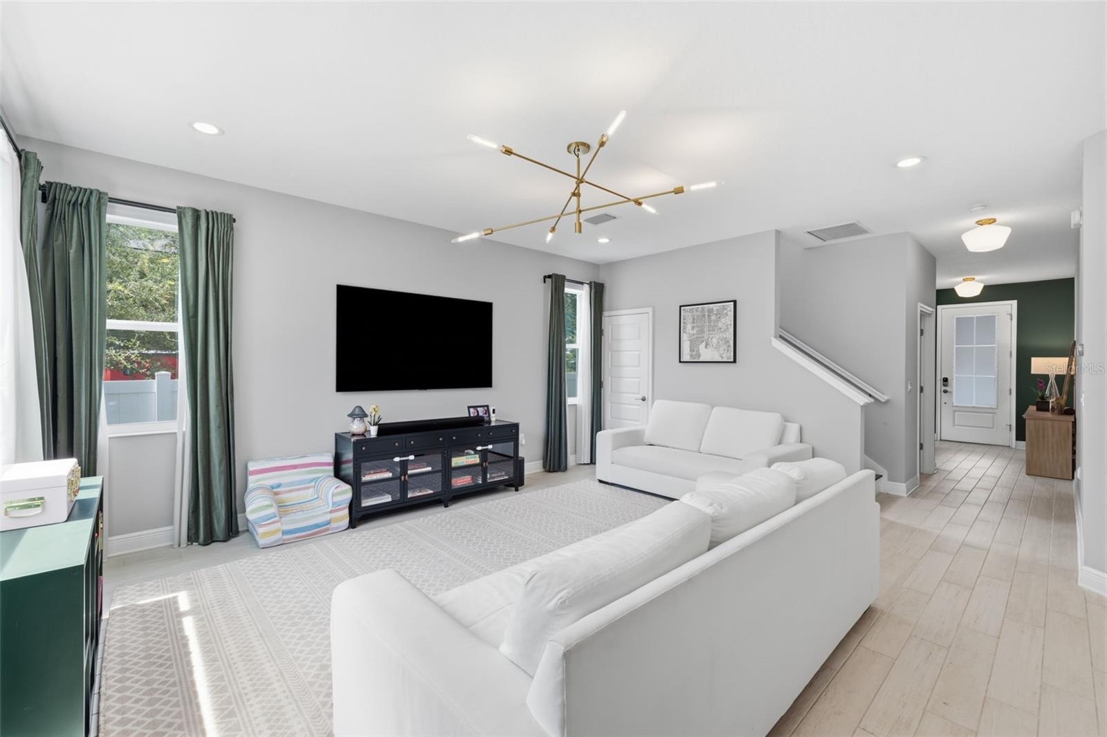 2422 W CARMEN ST — photo 8