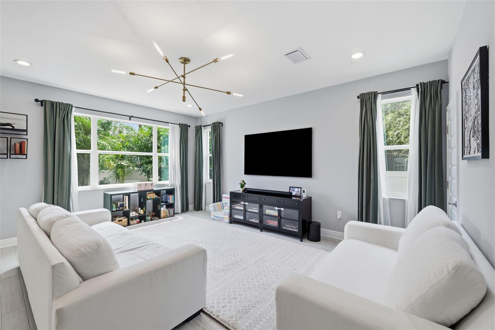 2422 W CARMEN ST — photo 9