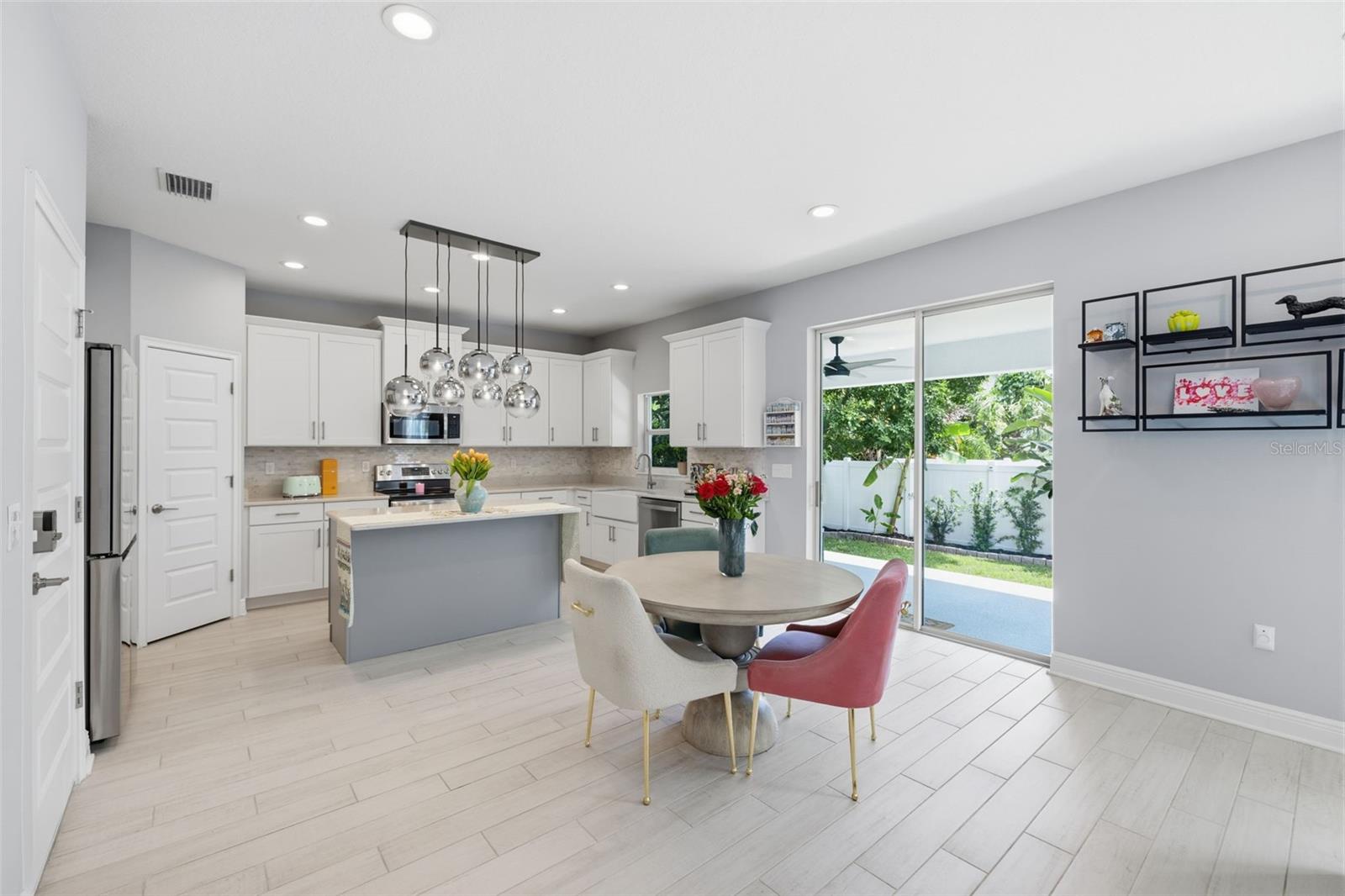 2422 W CARMEN ST — photo 12