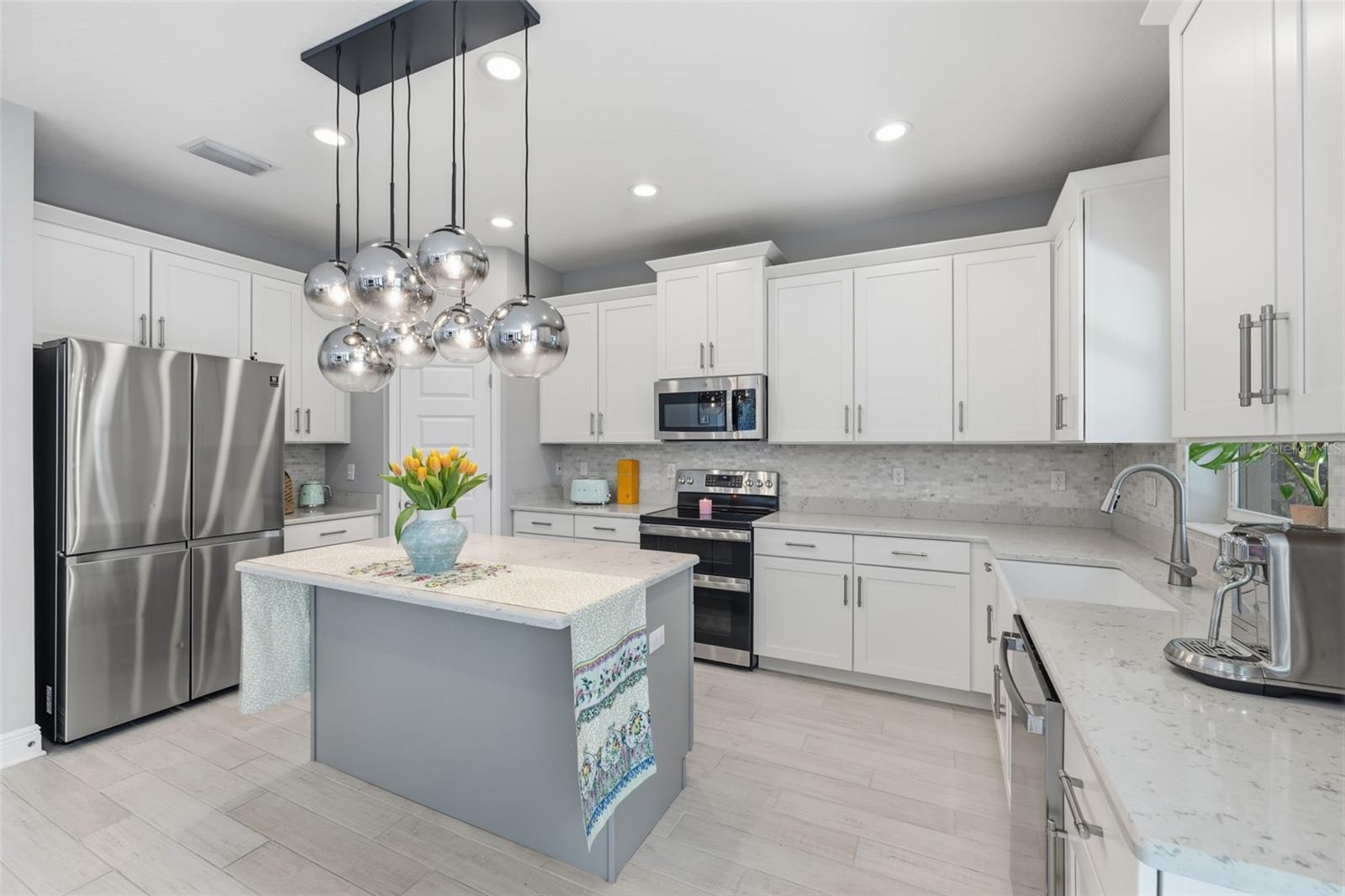 2422 W CARMEN ST — photo 14