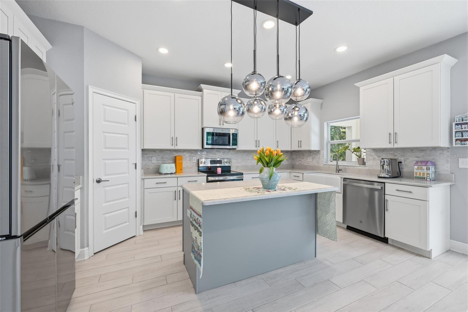 2422 W CARMEN ST — photo 13