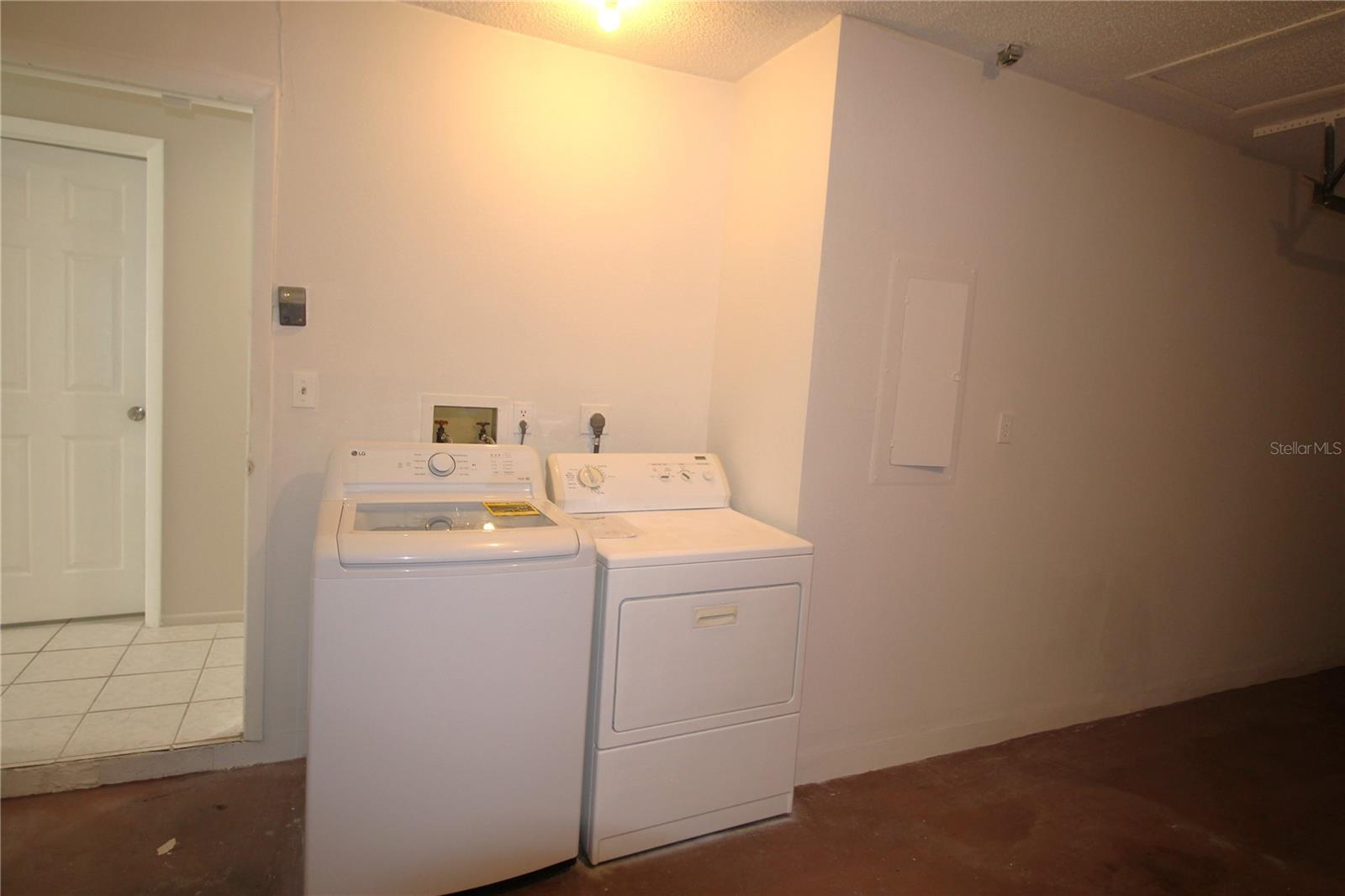 390 S WOODLANDS DR — photo 41