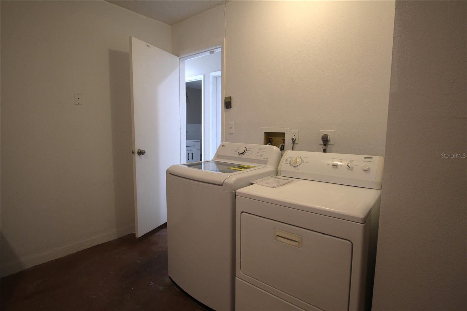 390 S WOODLANDS DR — photo 42