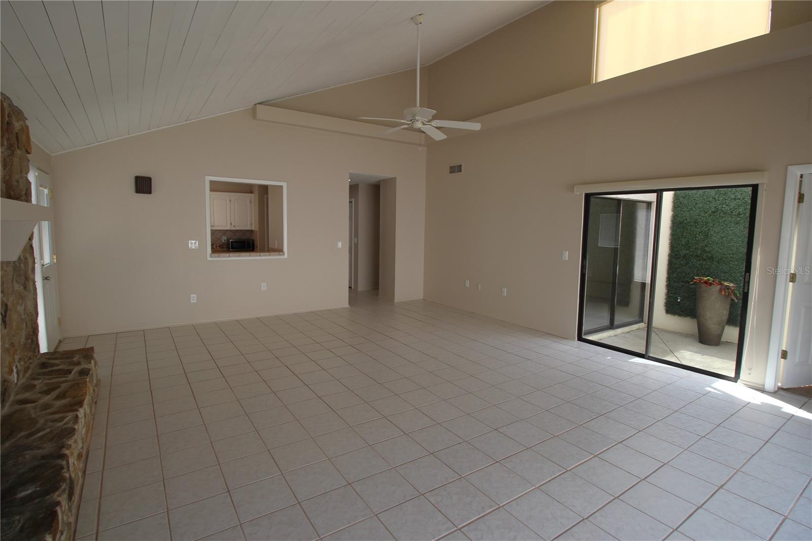 390 S WOODLANDS DR — photo 8