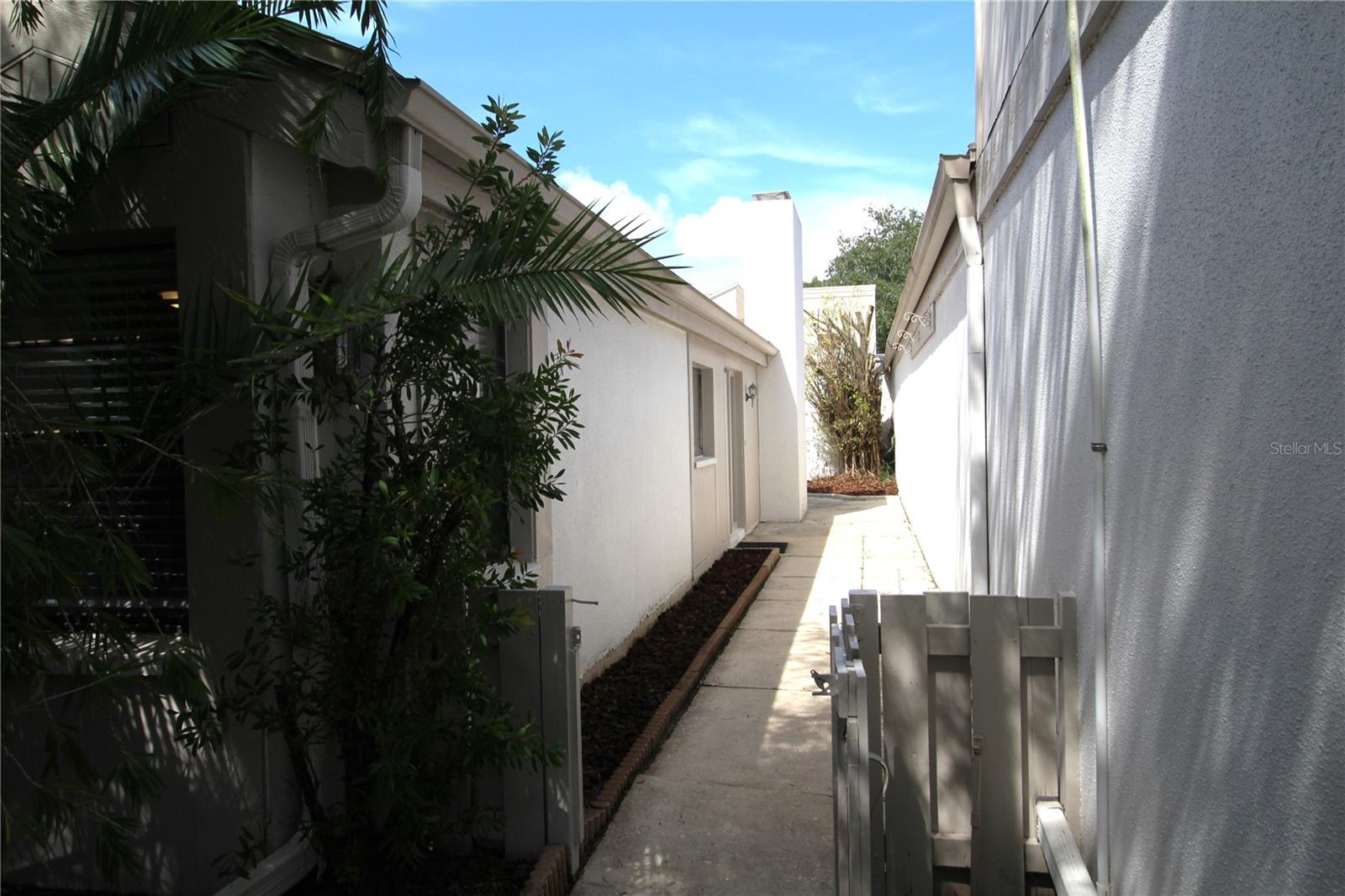 390 S WOODLANDS DR — photo 3