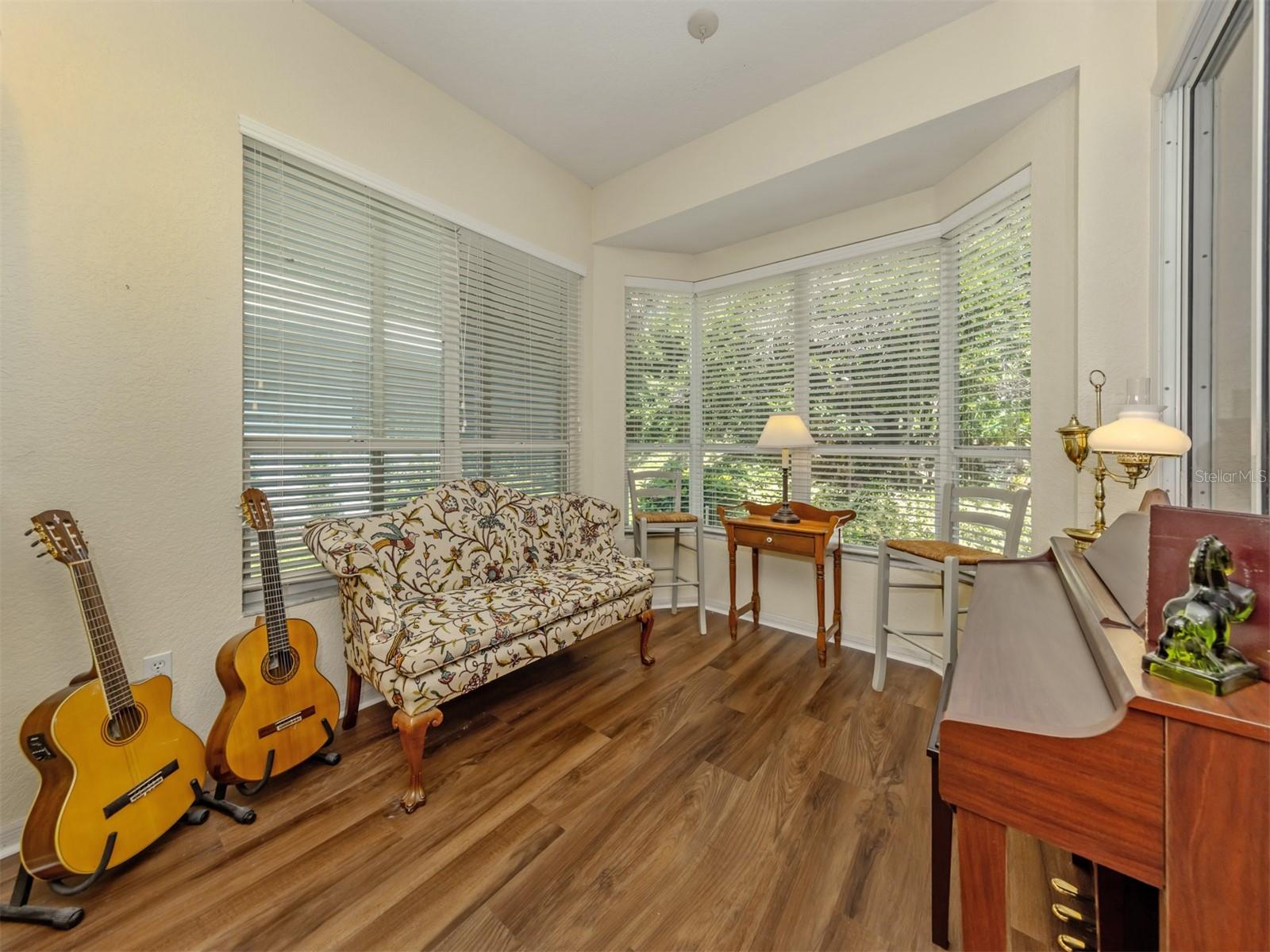 554 FALLBROOK DR — photo 30