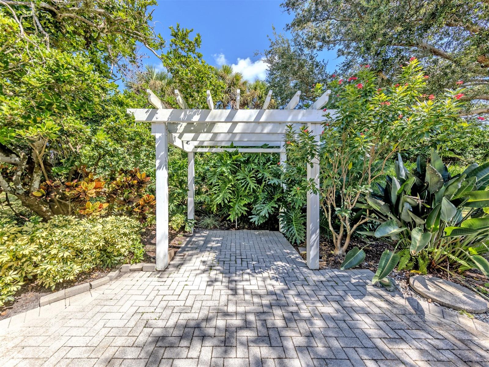 554 FALLBROOK DR — photo 6