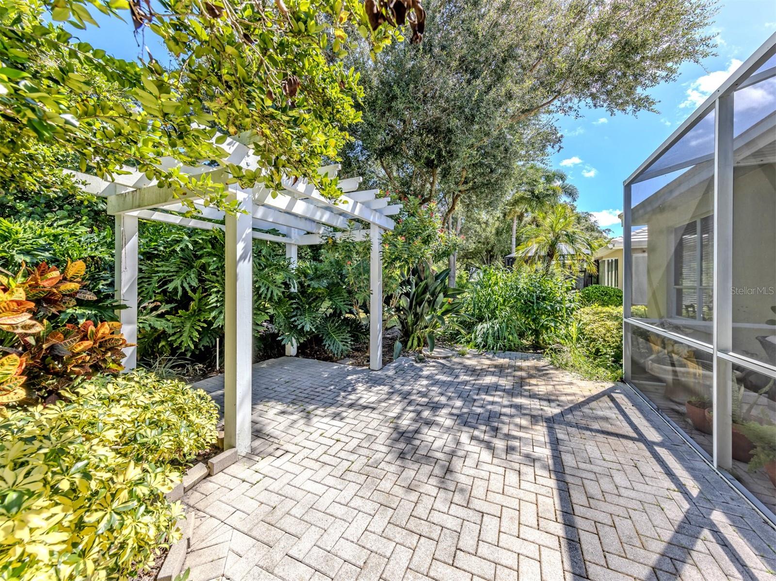 554 FALLBROOK DR — photo 27