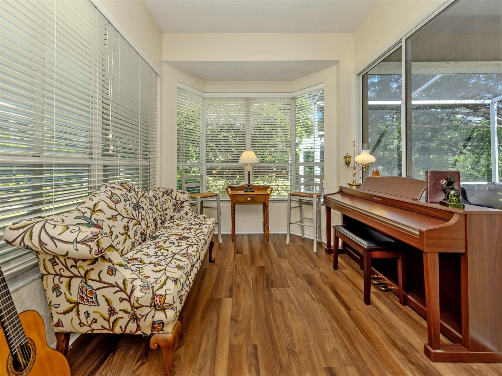 554 FALLBROOK DR — photo 12
