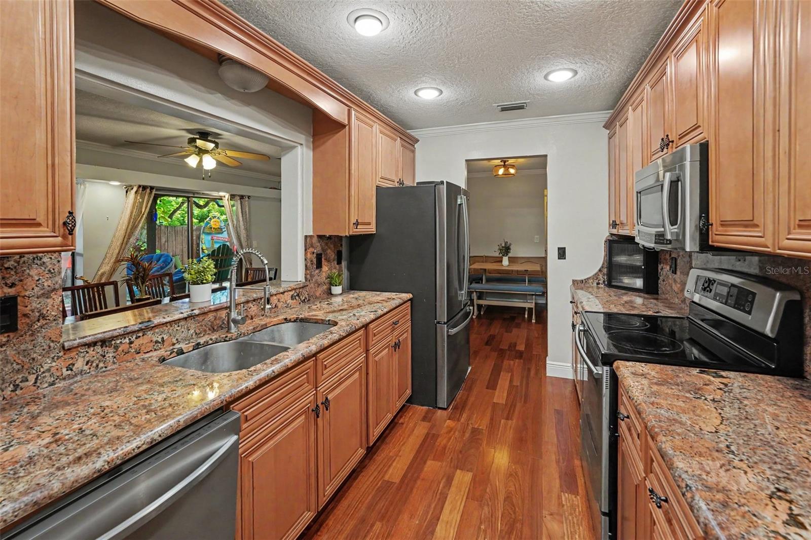508 WHITE OAK DR — photo 4