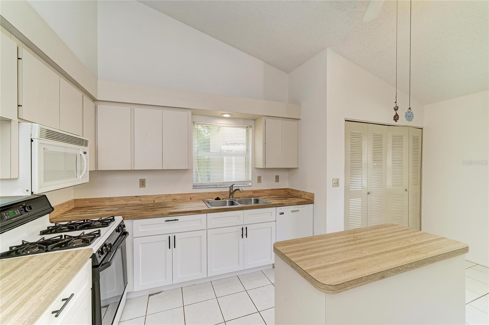 4863 VILLAGE GARDENS DR #186 — photo 8