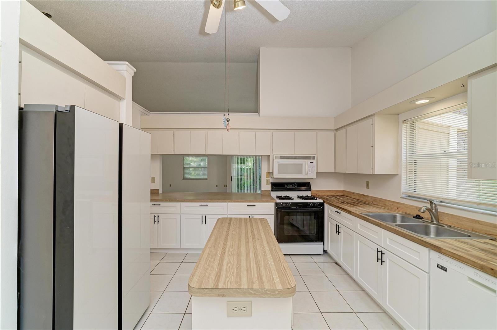 4863 VILLAGE GARDENS DR #186 — photo 11