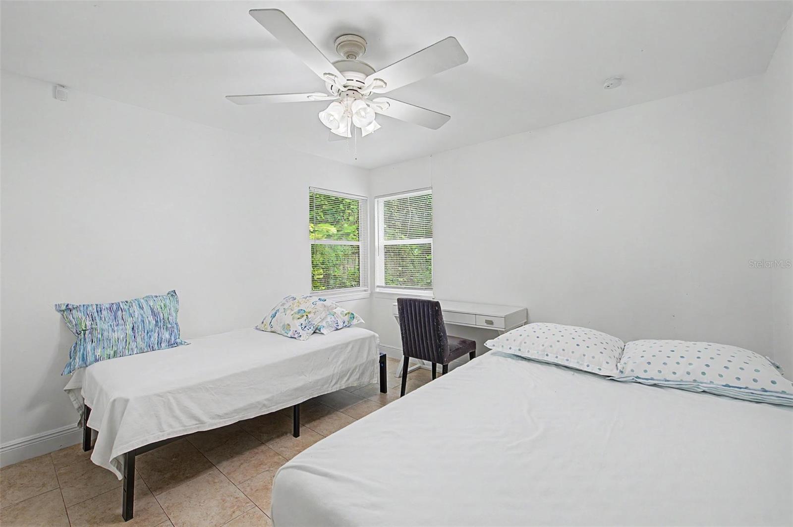 1106 W HIAWATHA ST — photo 16