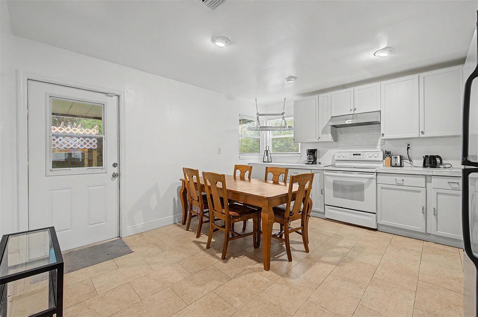 1106 W HIAWATHA ST — photo 13