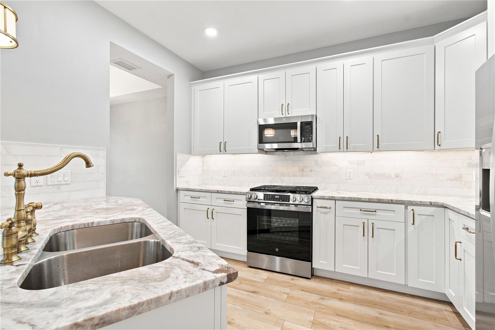 113 BOSPHOROUS AVE #1 — photo 9