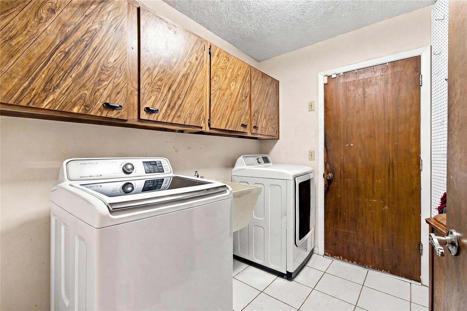4607 CLOVERLAWN DR — photo 36