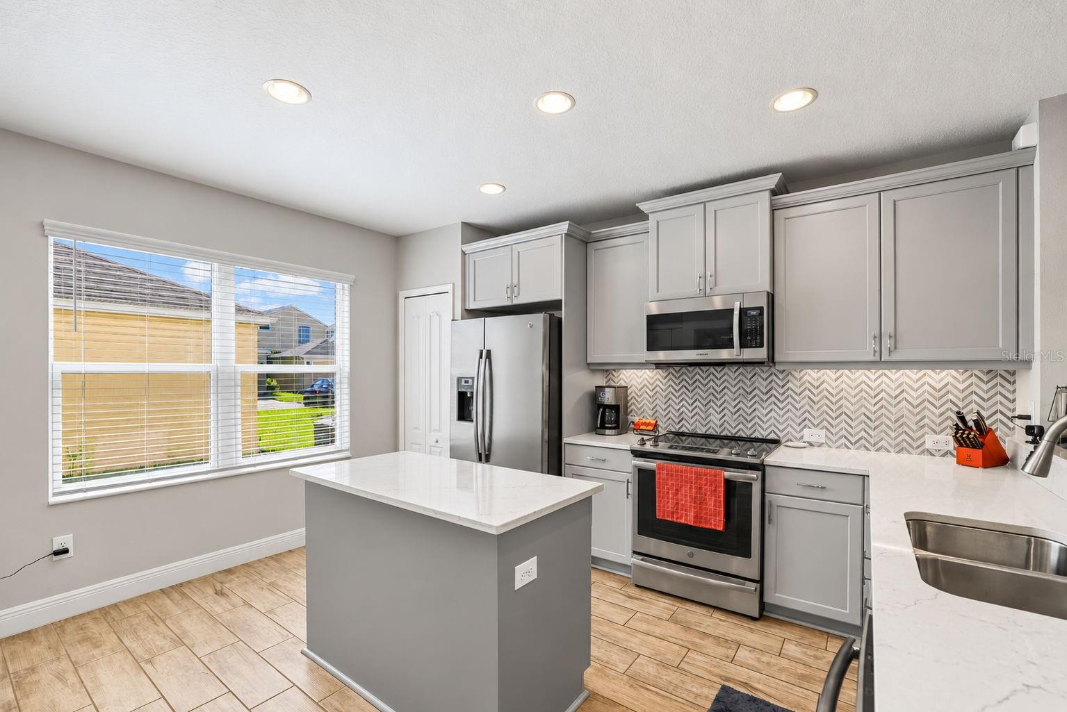 3820 SHIMMERING OAKS DR — photo 14