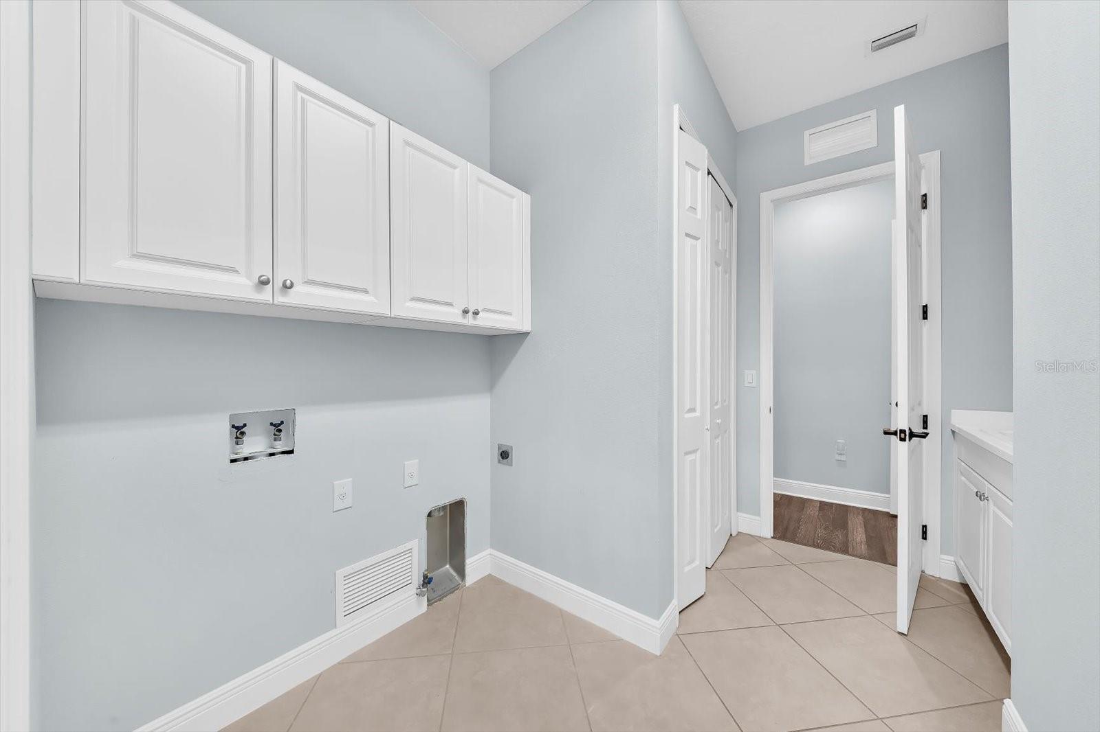 8256 LARKSPUR CIR — photo 48