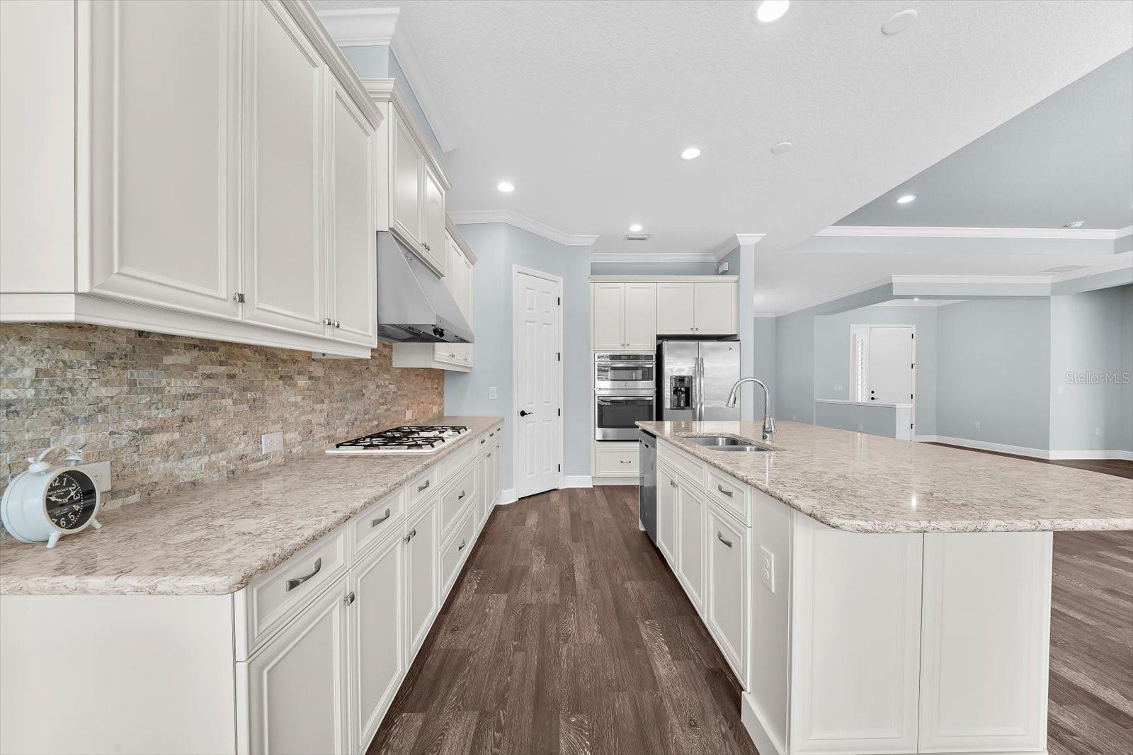 8256 LARKSPUR CIR — photo 26