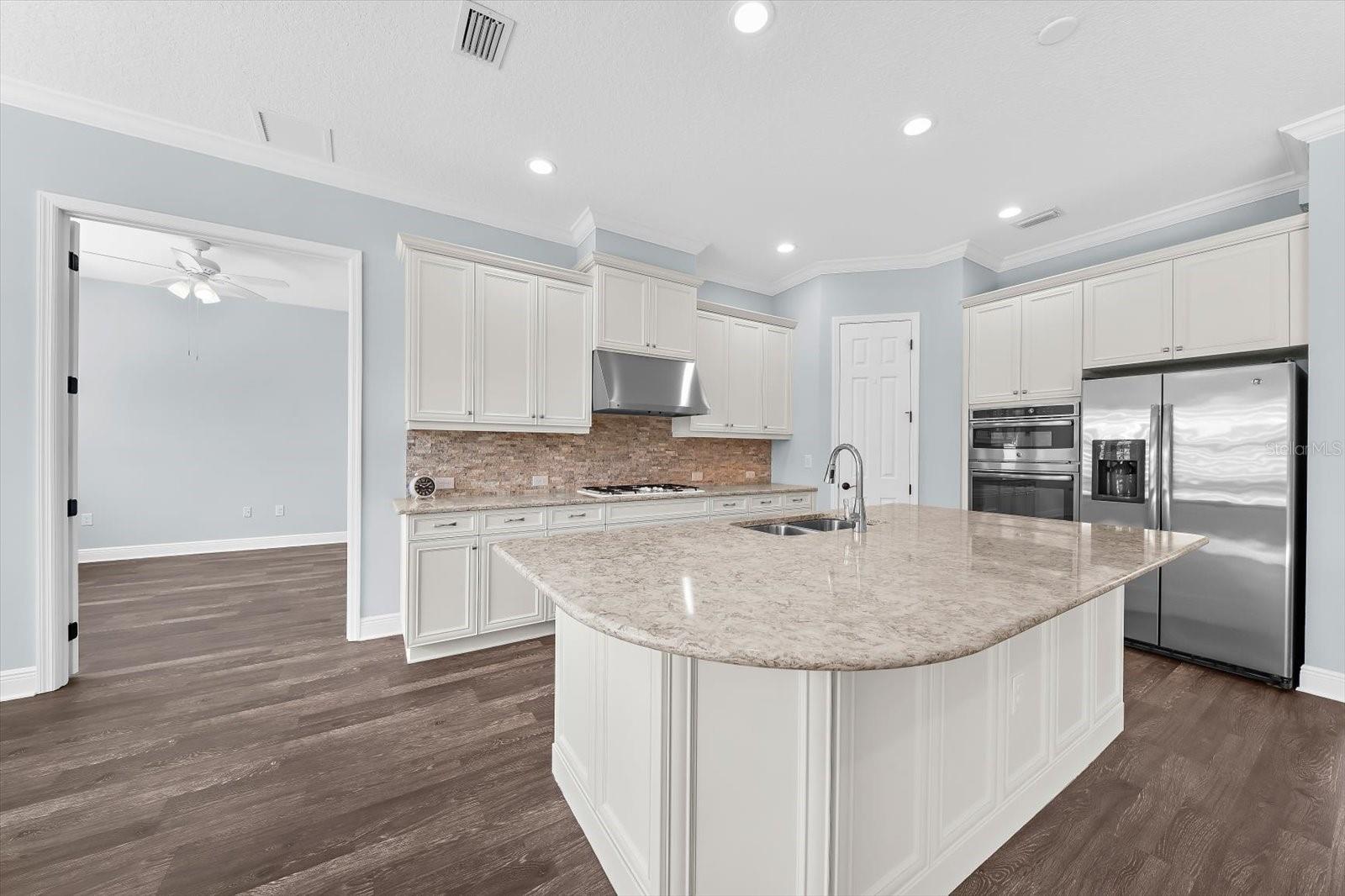 8256 LARKSPUR CIR — photo 25