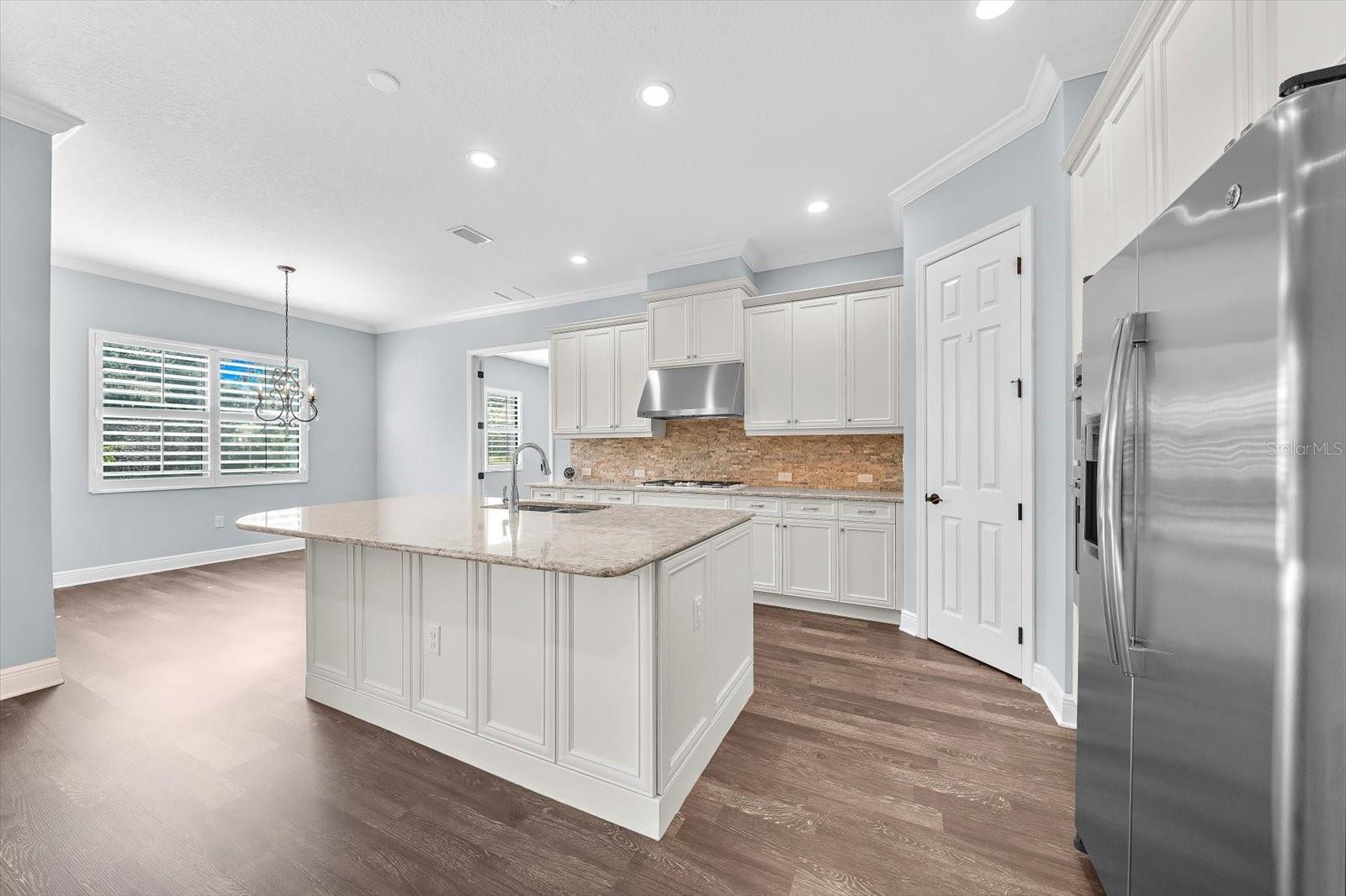 8256 LARKSPUR CIR — photo 24
