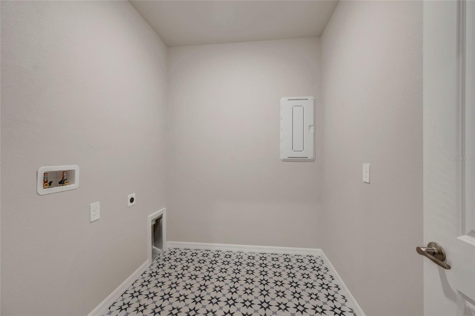 439 SPRING HARVEST DR — photo 28