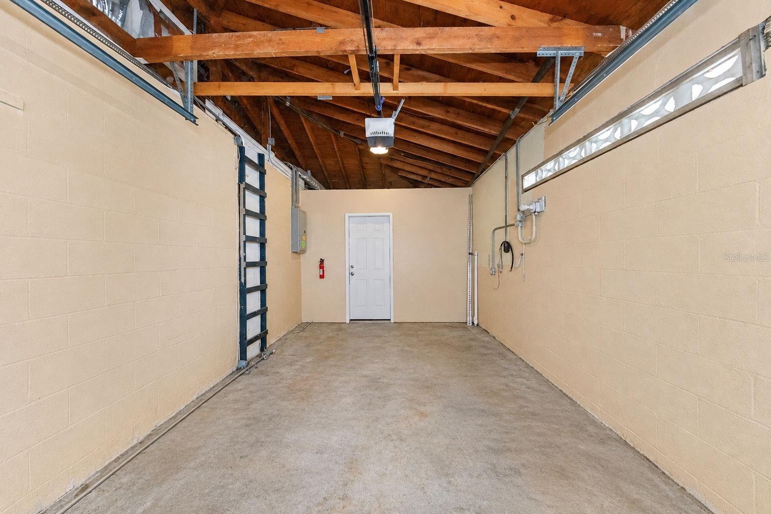 210 S SATURN AVE — photo 22