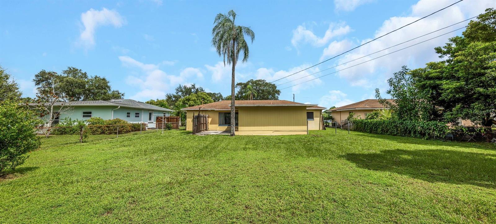 210 S SATURN AVE — photo 19